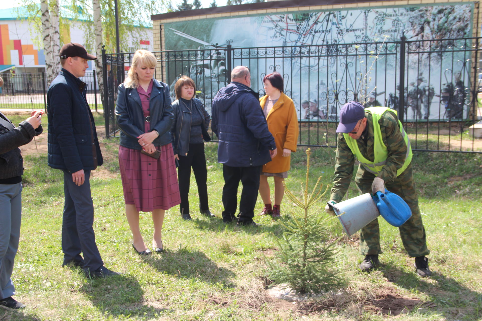 В Болгаре посадили ели в память о погибших бойцах