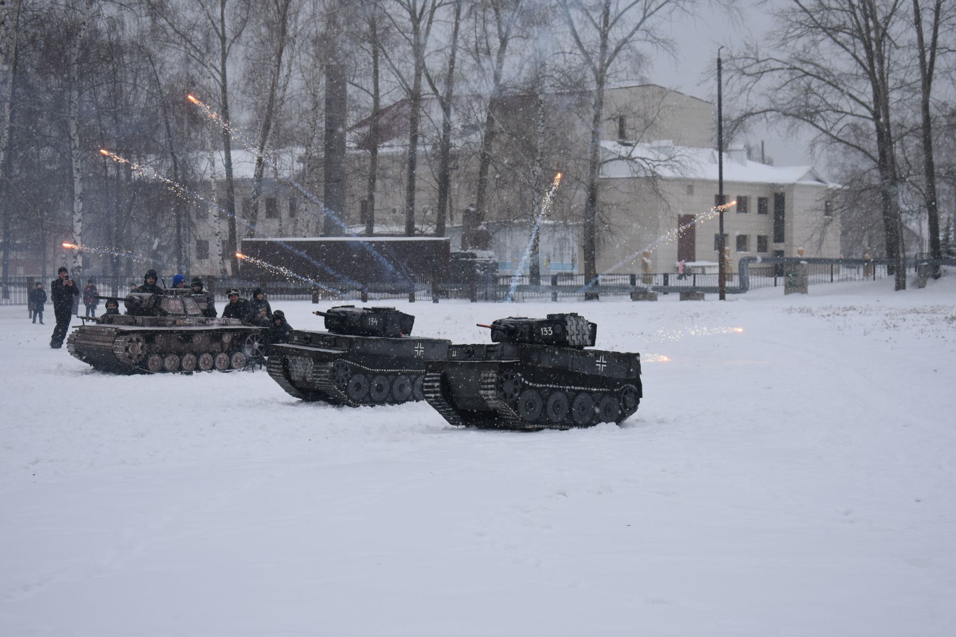 На центральном стадионе Болгара состоялась театрализованная военно-патриотическая постановка