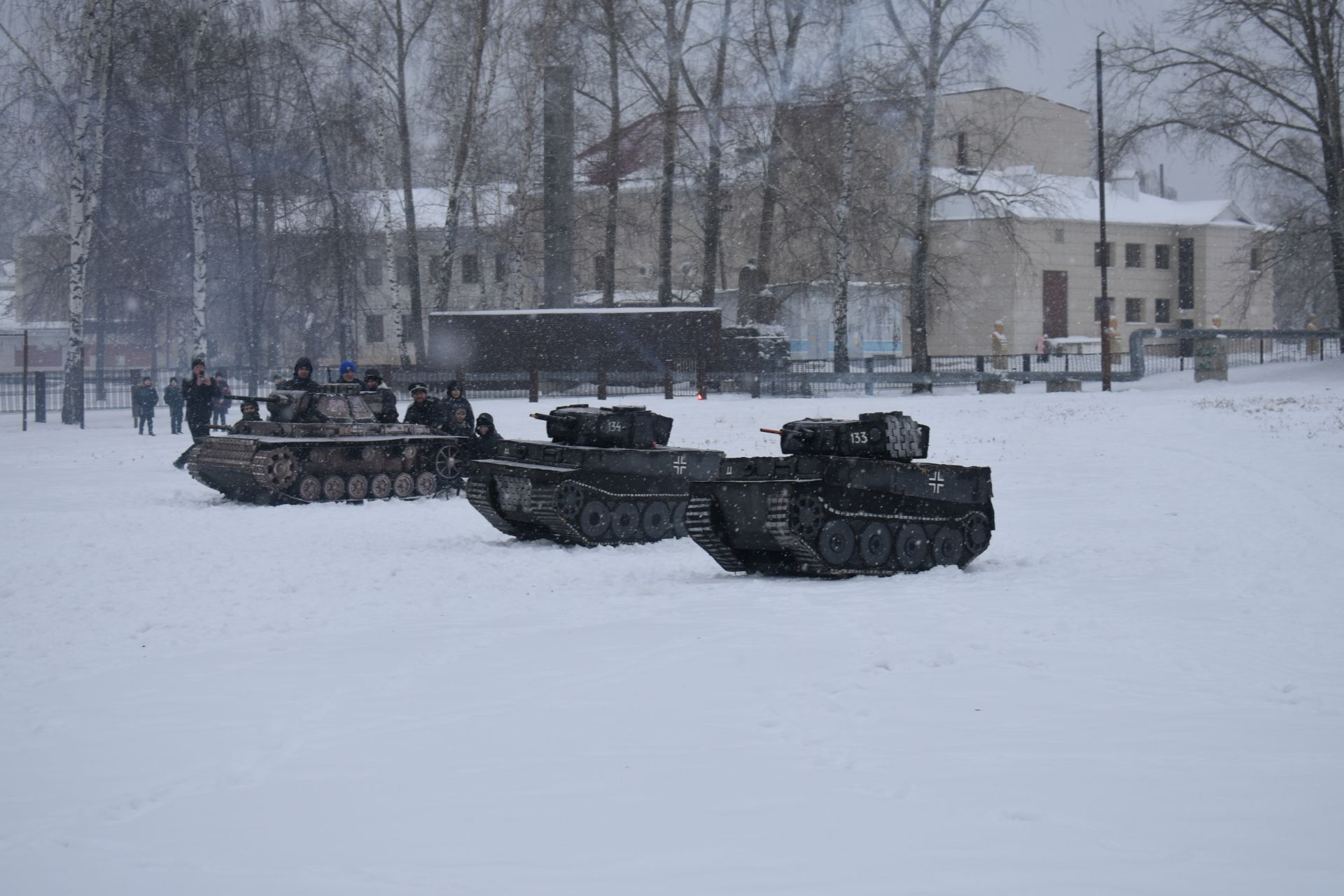 На центральном стадионе Болгара состоялась театрализованная военно-патриотическая постановка