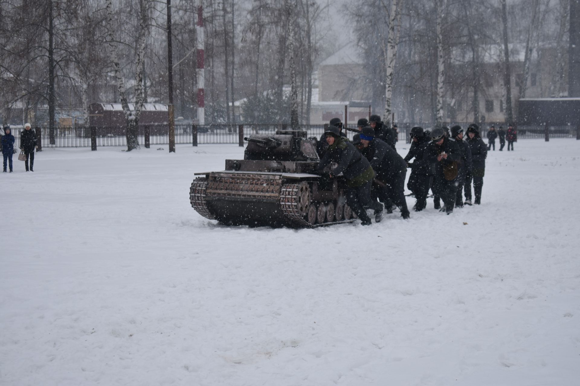 На центральном стадионе Болгара состоялась театрализованная военно-патриотическая постановка