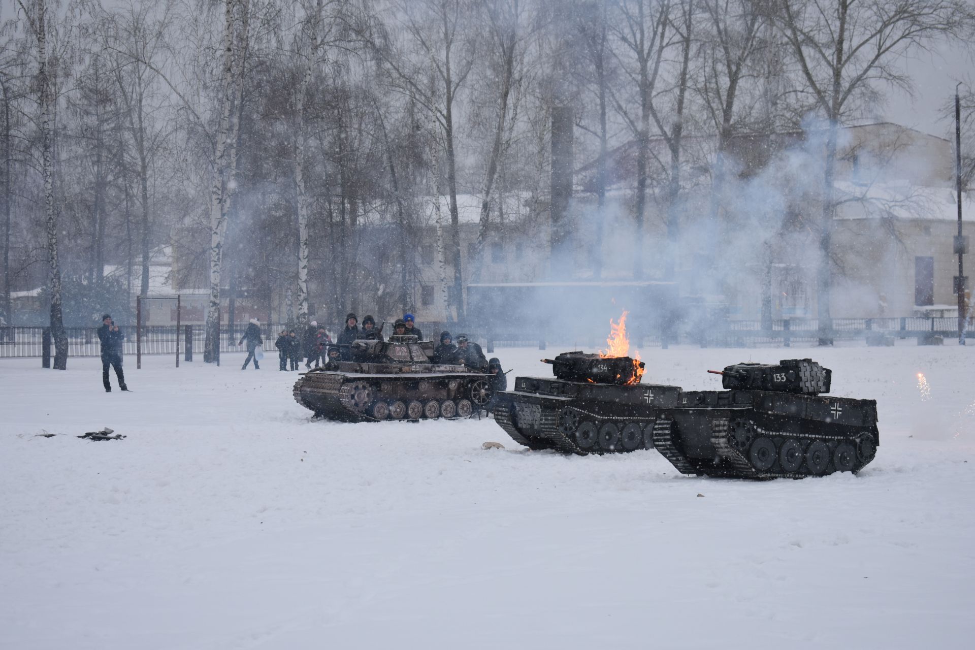 На центральном стадионе Болгара состоялась театрализованная военно-патриотическая постановка