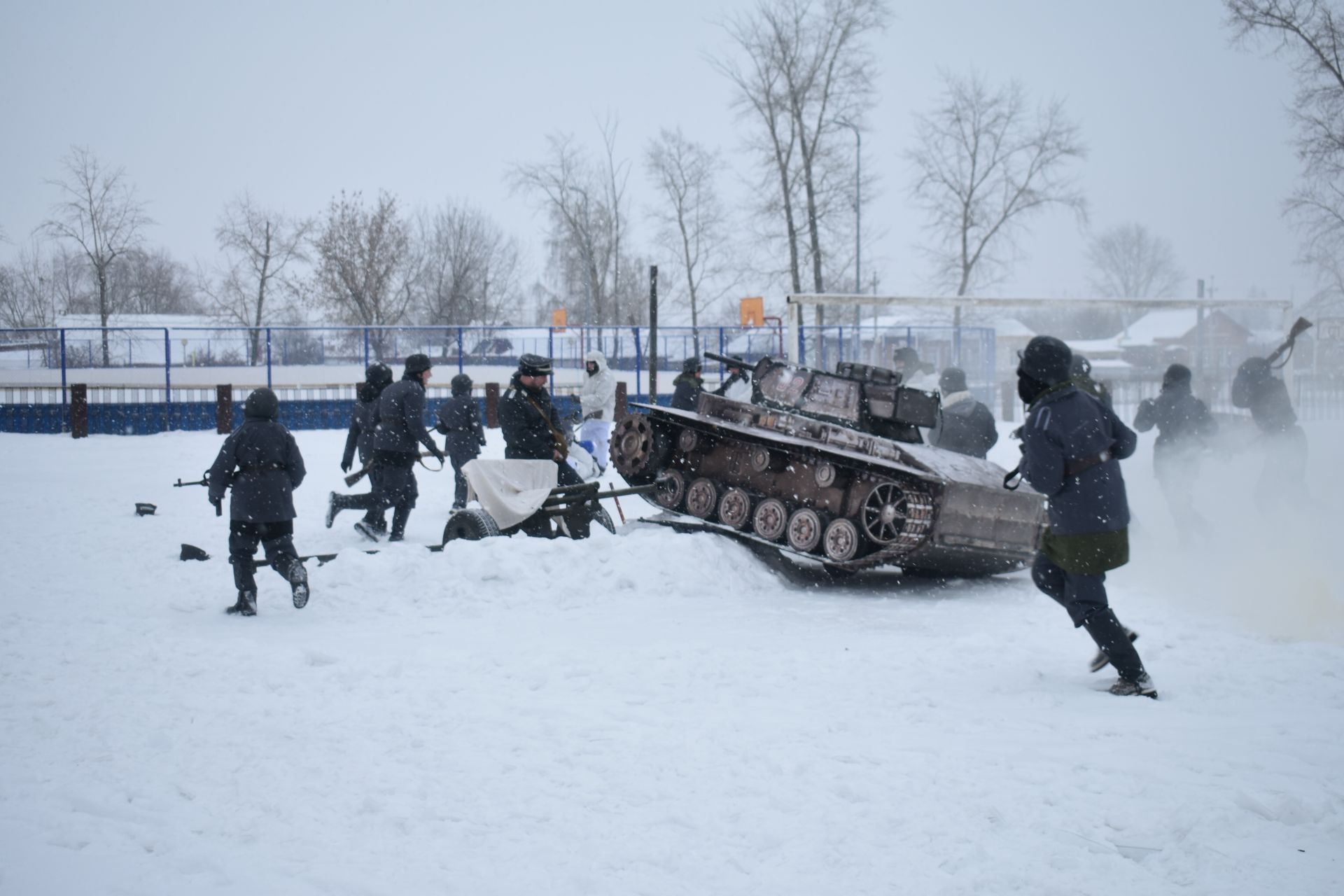 На центральном стадионе Болгара состоялась театрализованная военно-патриотическая постановка