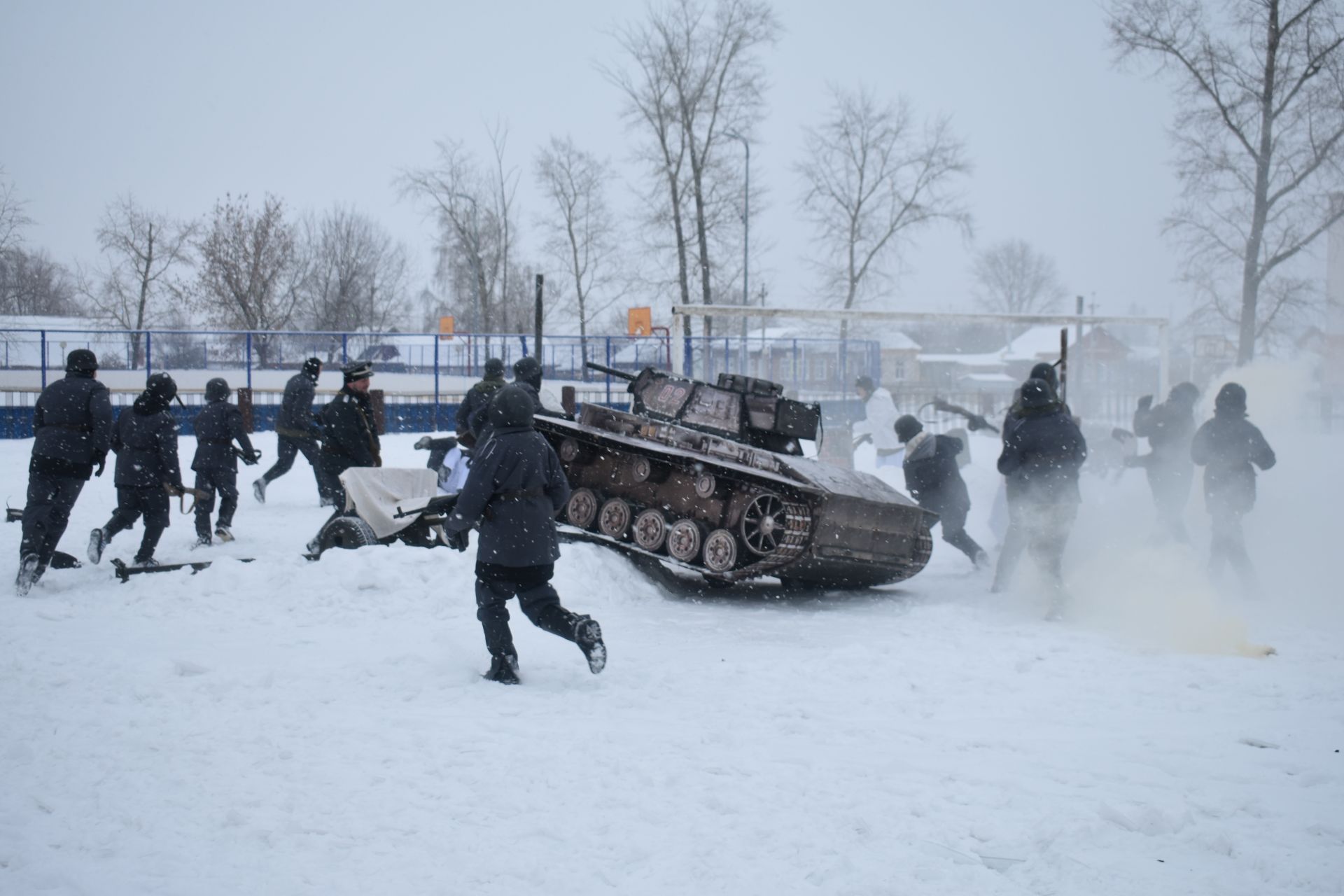 На центральном стадионе Болгара состоялась театрализованная военно-патриотическая постановка