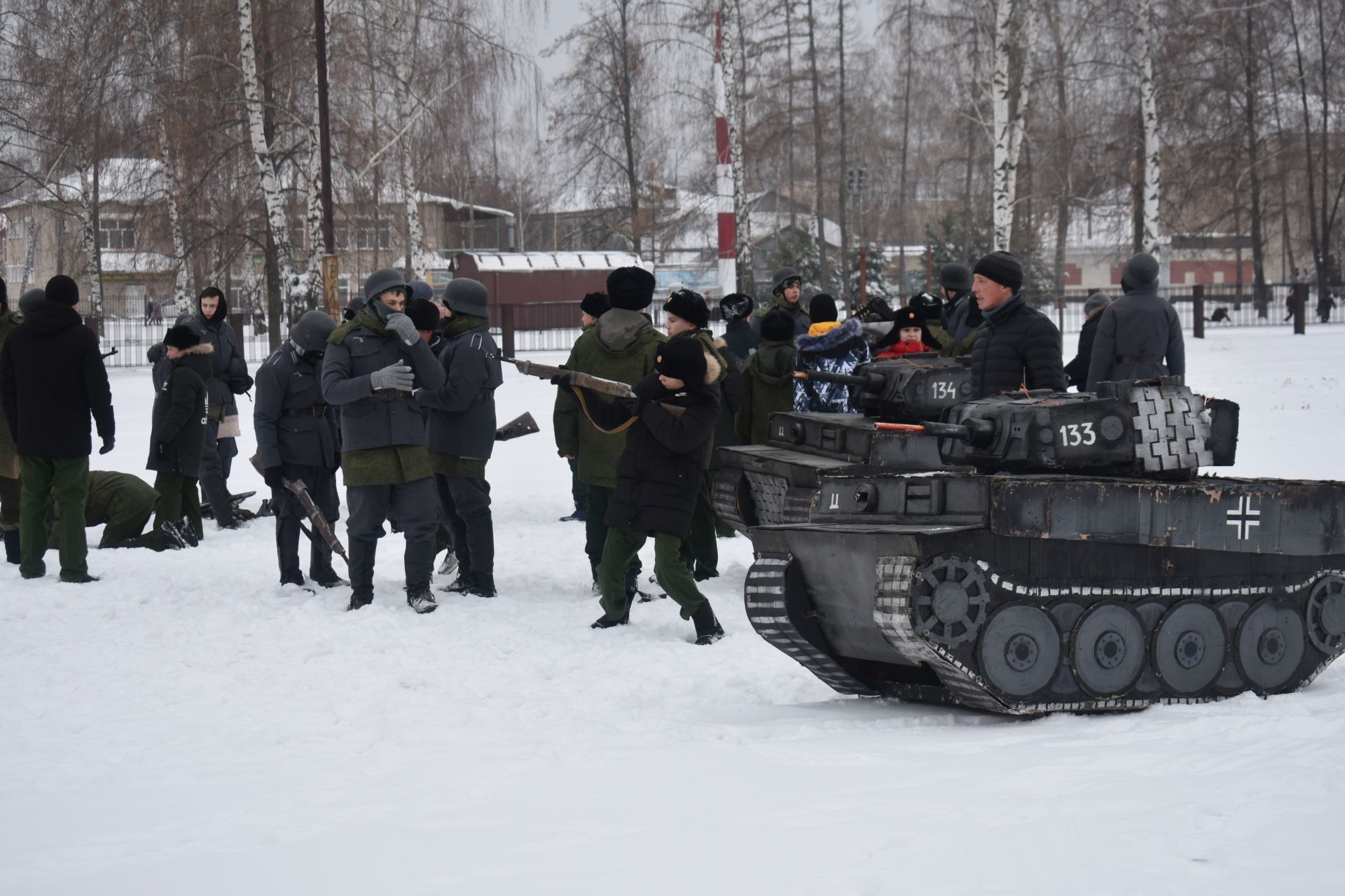 На центральном стадионе Болгара состоялась театрализованная военно-патриотическая постановка