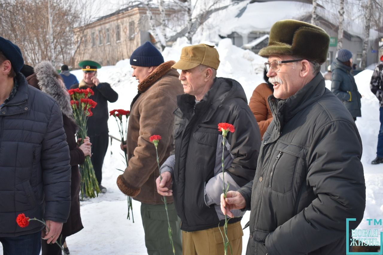 Возложение цветов у Памятника "Ветеранам Боевых Действий"