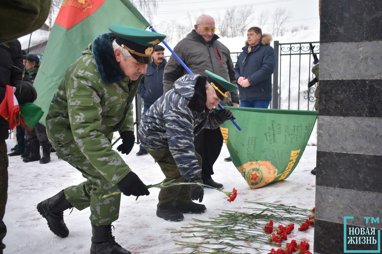 Возложение цветов у Памятника "Ветеранам Боевых Действий"