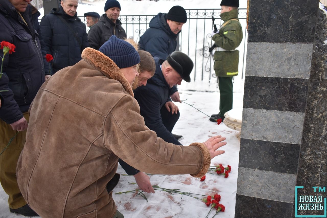 Возложение цветов у Памятника "Ветеранам Боевых Действий"