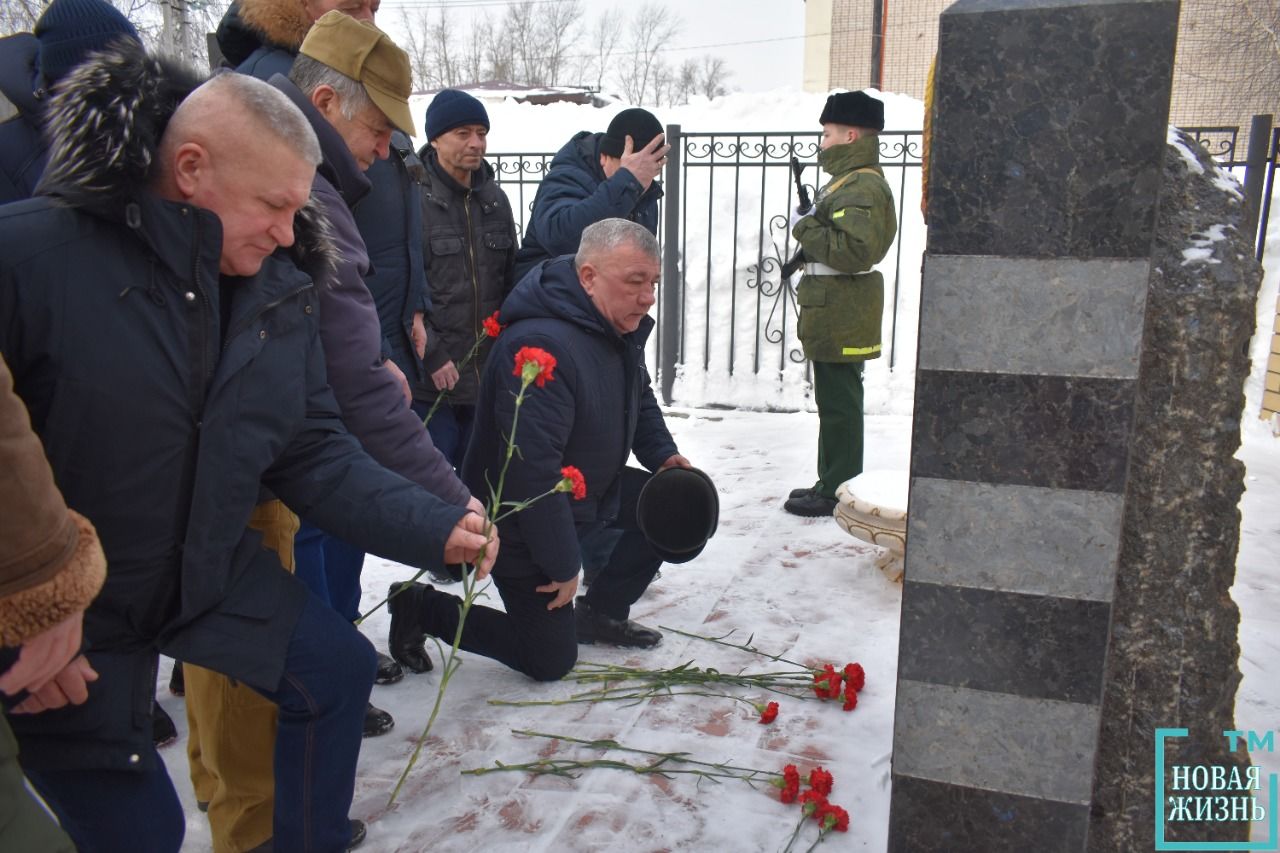 Возложение цветов у Памятника "Ветеранам Боевых Действий"