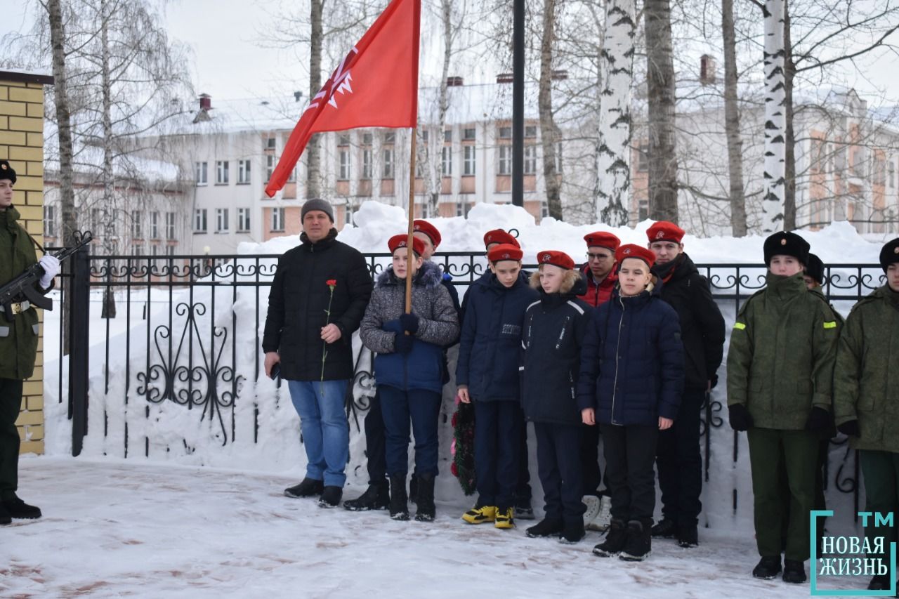 Возложение цветов у Памятника "Ветеранам Боевых Действий"