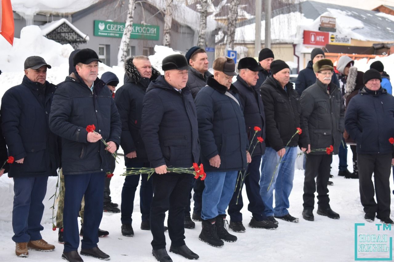 Возложение цветов у Памятника "Ветеранам Боевых Действий"