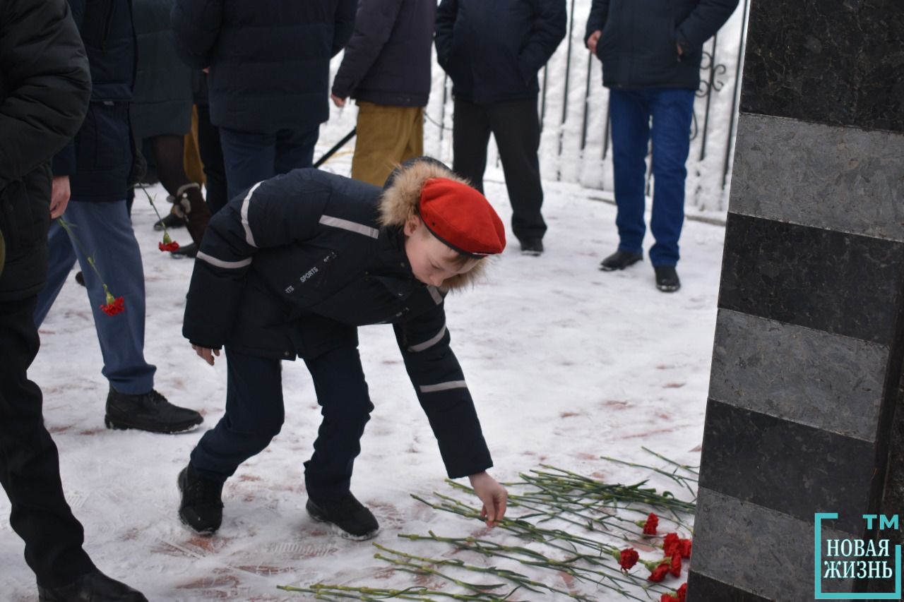 Возложение цветов у Памятника "Ветеранам Боевых Действий"