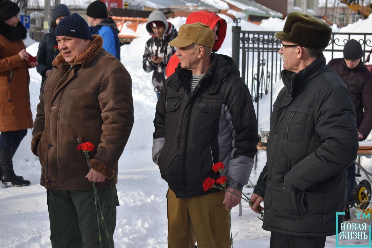 Возложение цветов у Памятника "Ветеранам Боевых Действий"