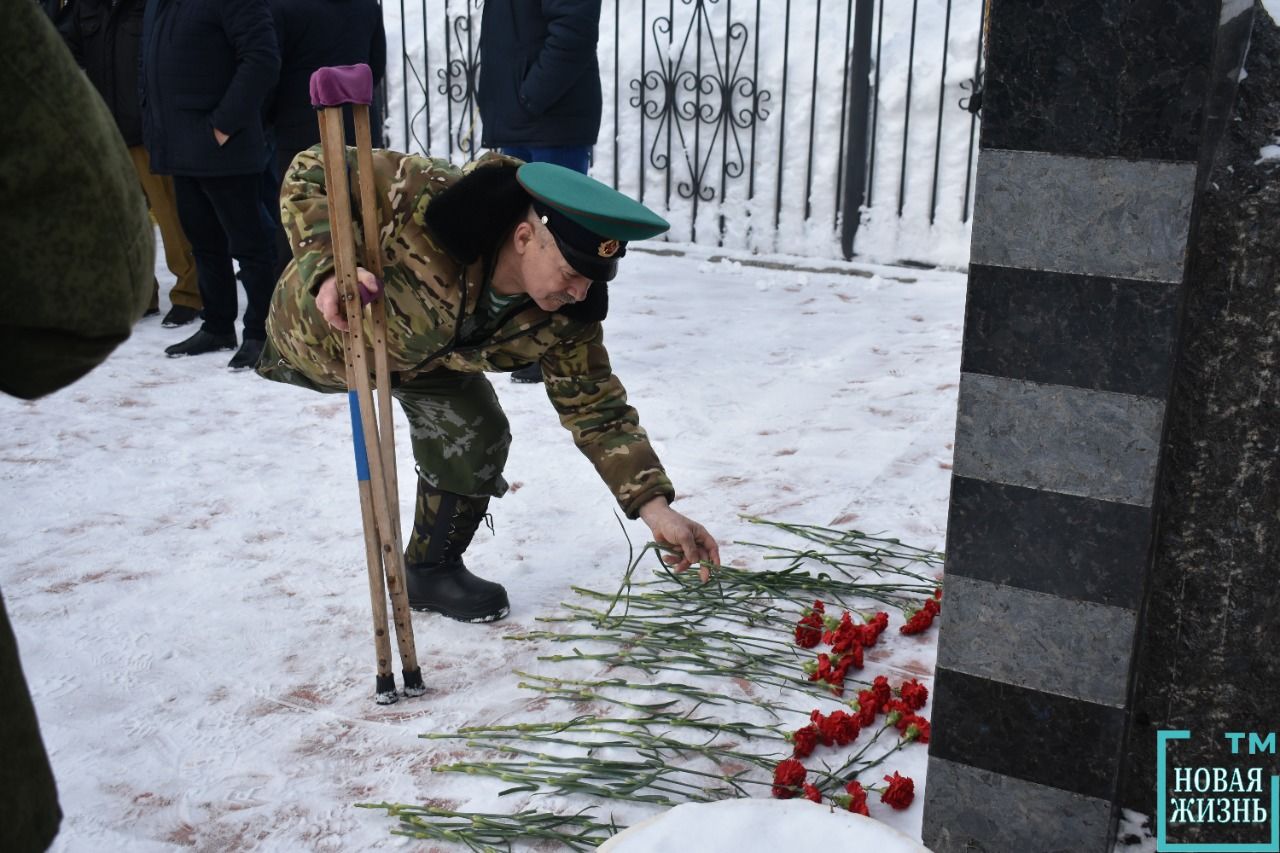 Возложение цветов у Памятника "Ветеранам Боевых Действий"