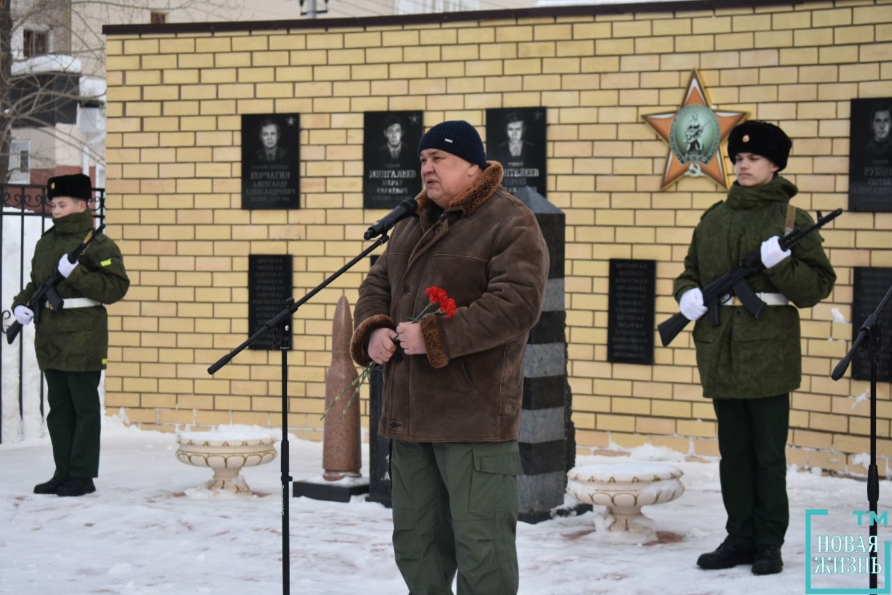 Возложение цветов у Памятника "Ветеранам Боевых Действий"