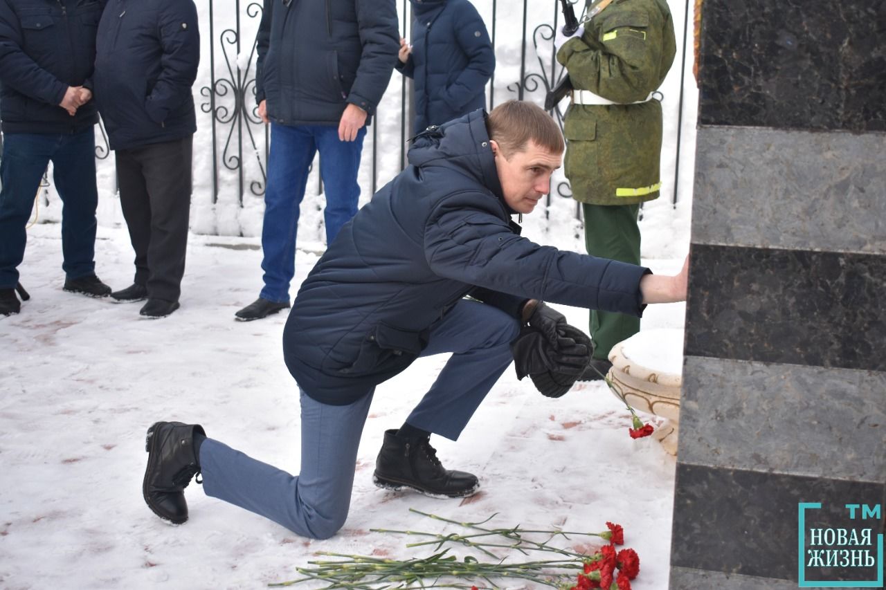 Возложение цветов у Памятника "Ветеранам Боевых Действий"