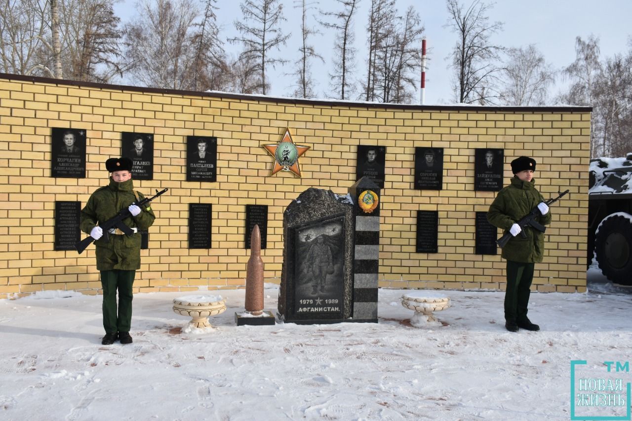 Возложение цветов у Памятника "Ветеранам Боевых Действий"