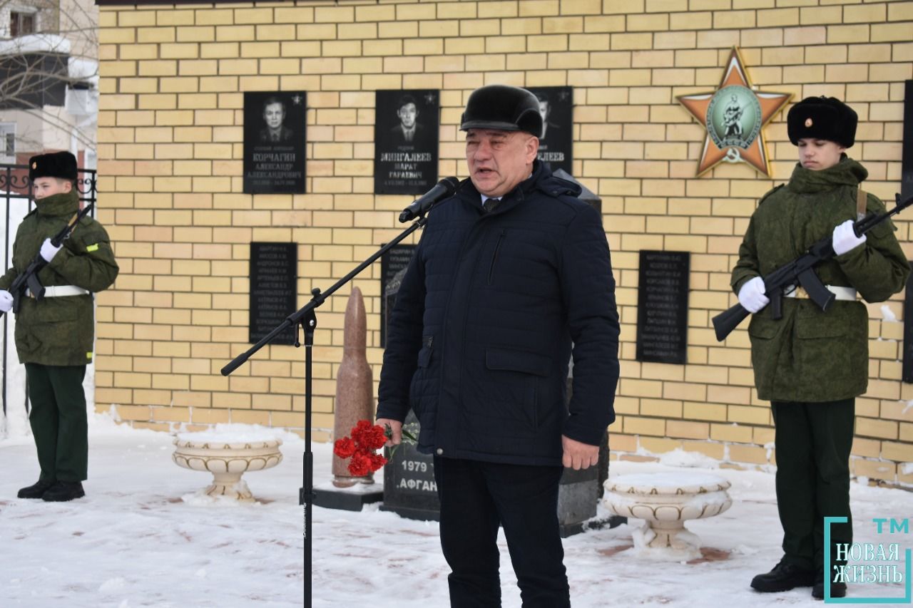 Возложение цветов у Памятника "Ветеранам Боевых Действий"