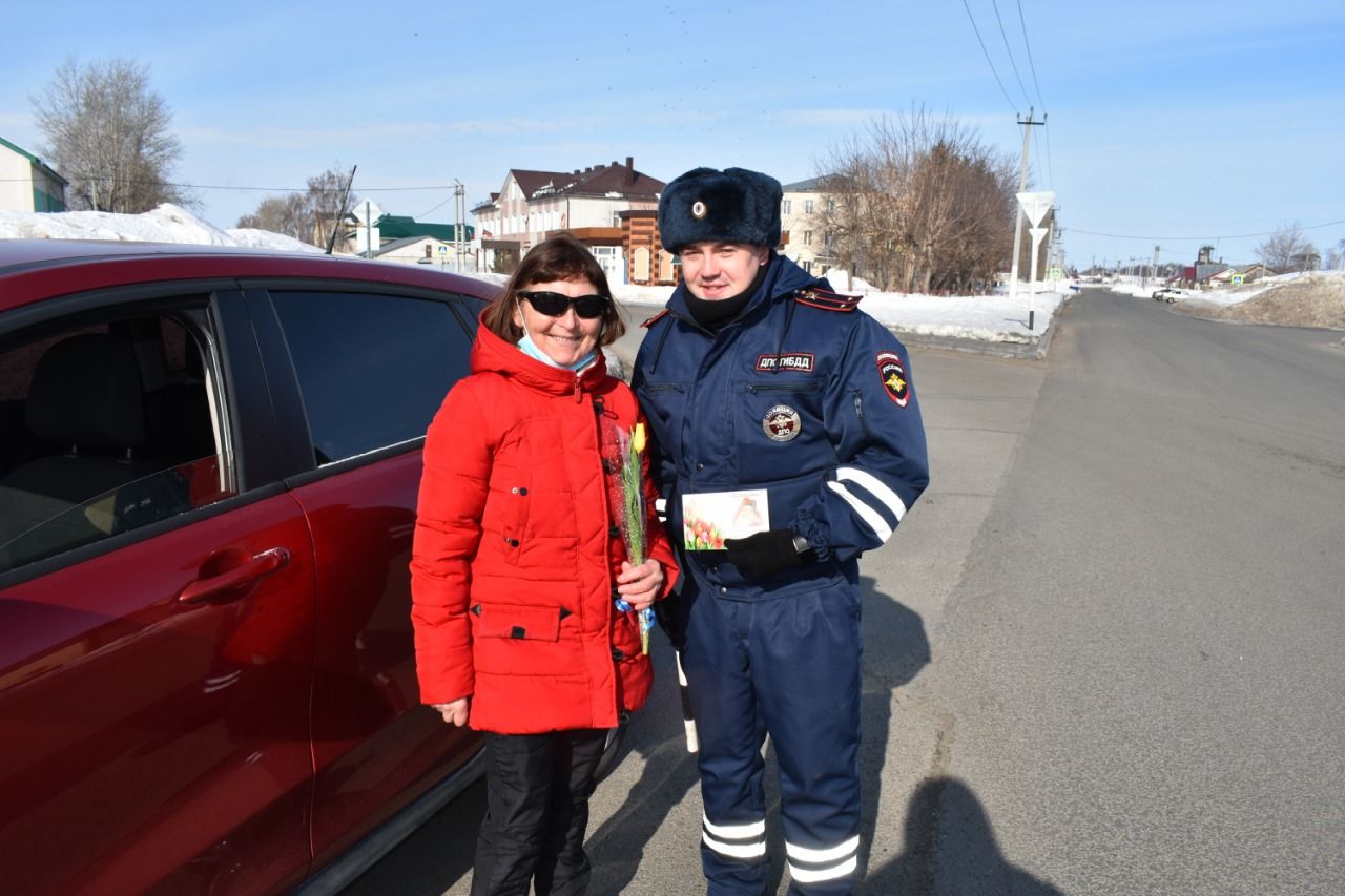 Сотрудники ГИБДД по Спасскому району поздравили женщин за рулём с 8 марта