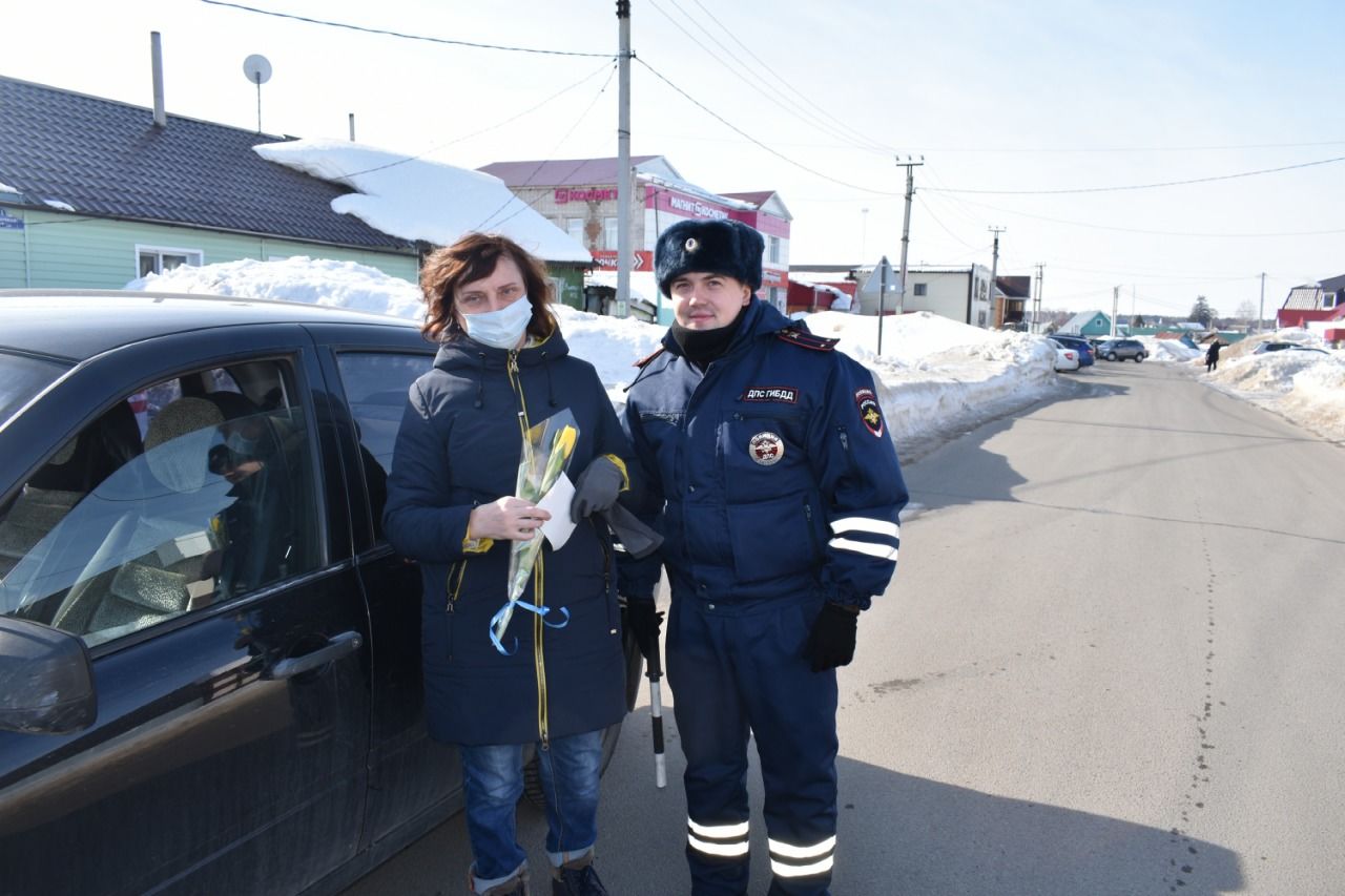 Сотрудники ГИБДД по Спасскому району поздравили женщин за рулём с 8 марта