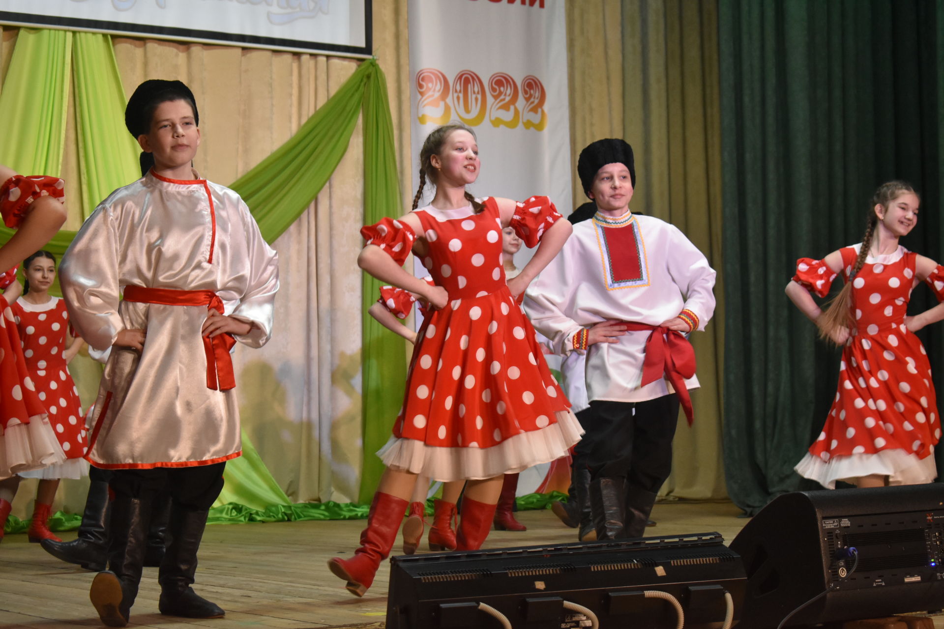 Артисты районного Дома культуры поздравили сотрудников местного самоуправления с праздником