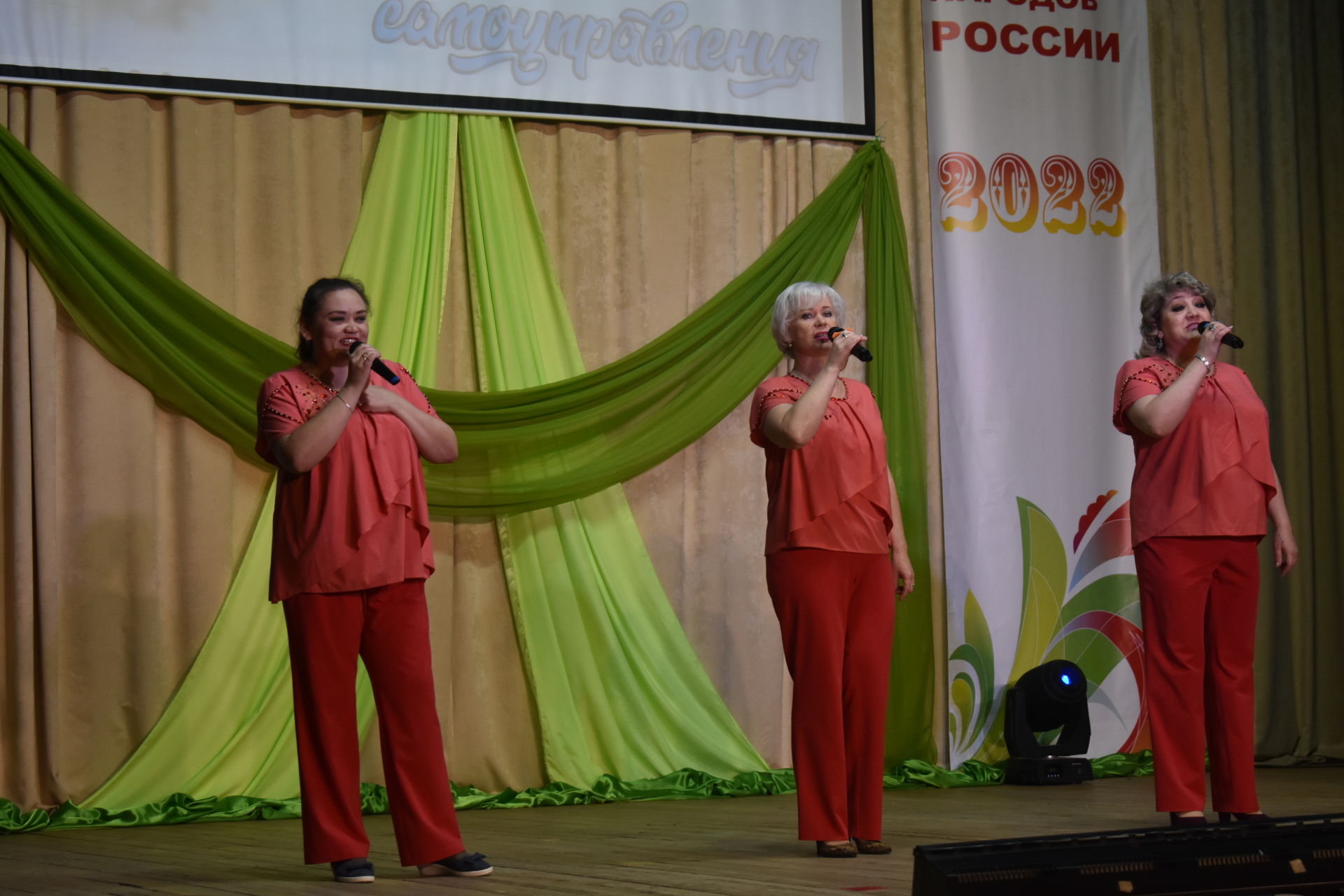 Артисты районного Дома культуры поздравили сотрудников местного самоуправления с праздником