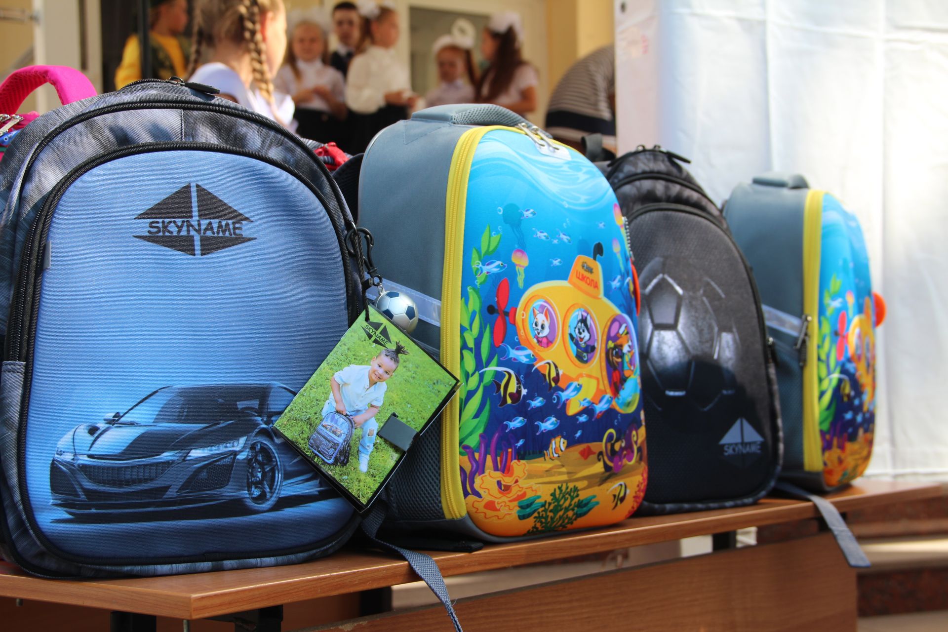 Будущим первоклассникам вручили портфели в рамках акции "Помоги собраться в школу"