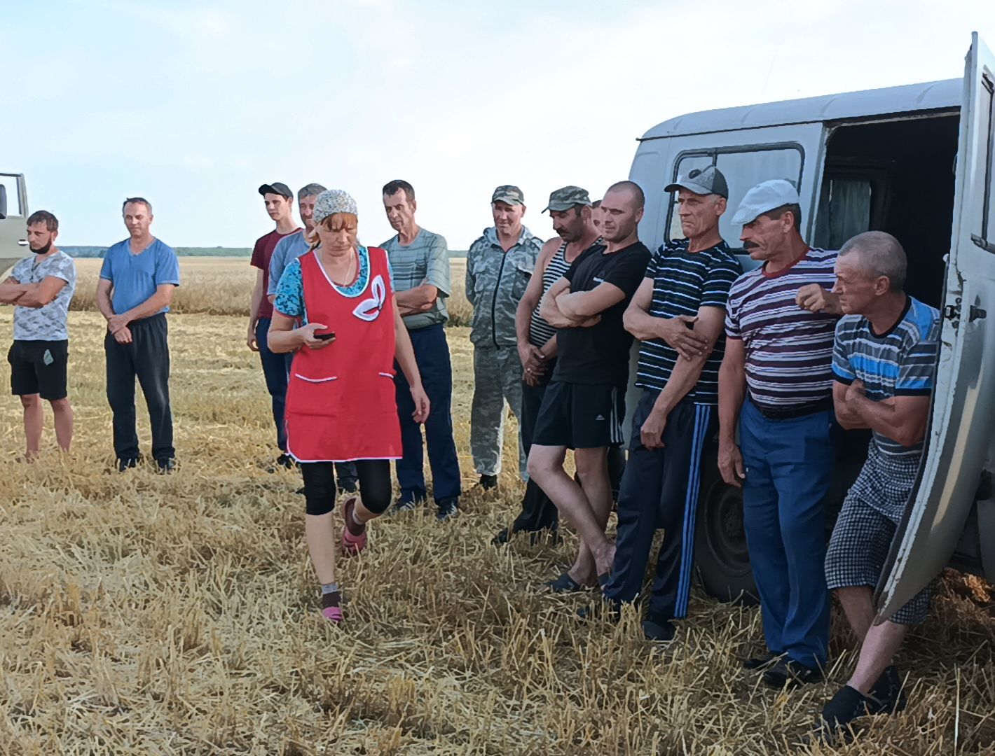 Артисты Спасского РДК помогают уборочной кампании выступлениями