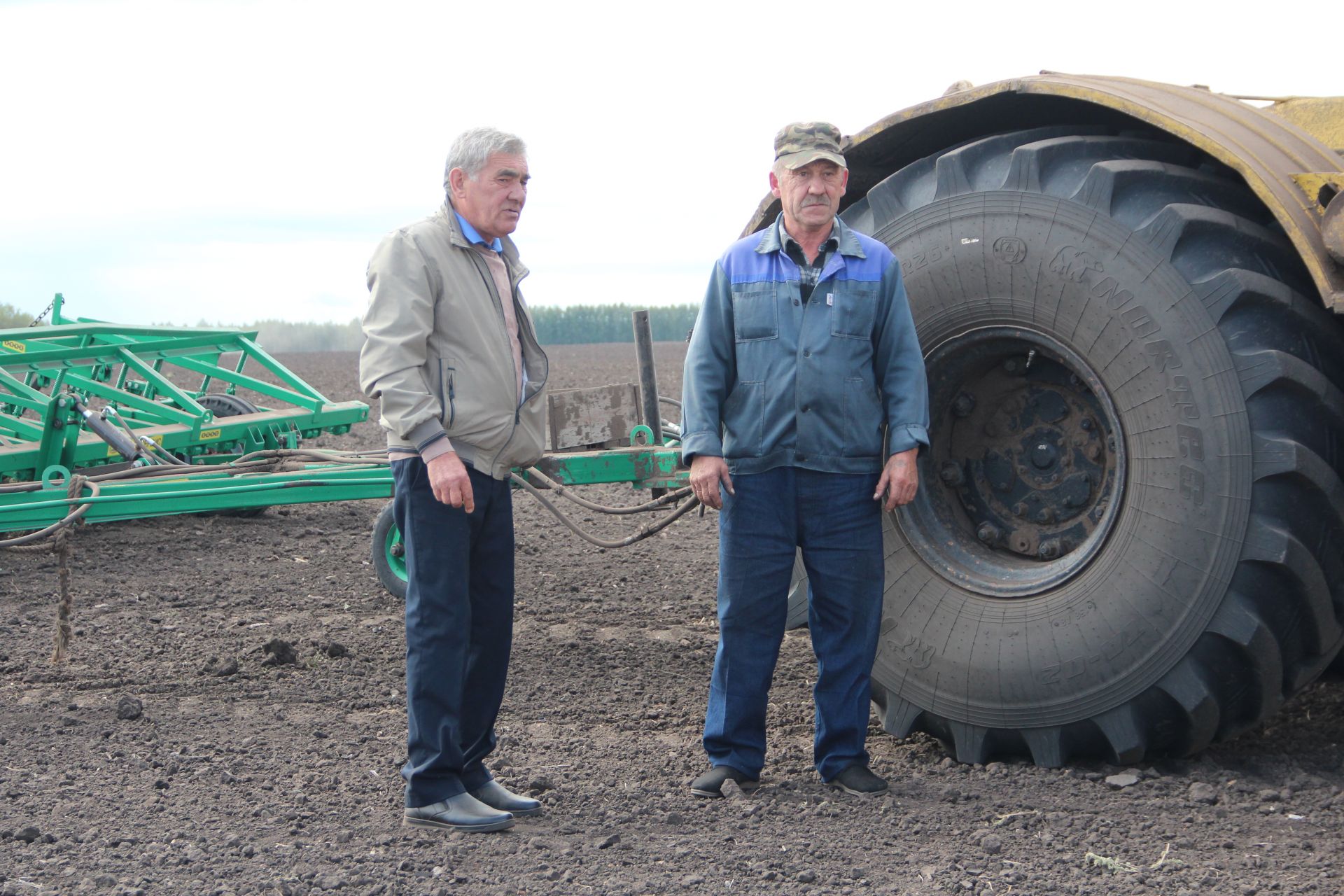 На полях фермера Сергея Юркова полным ходом идёт сев озимой пшеницы