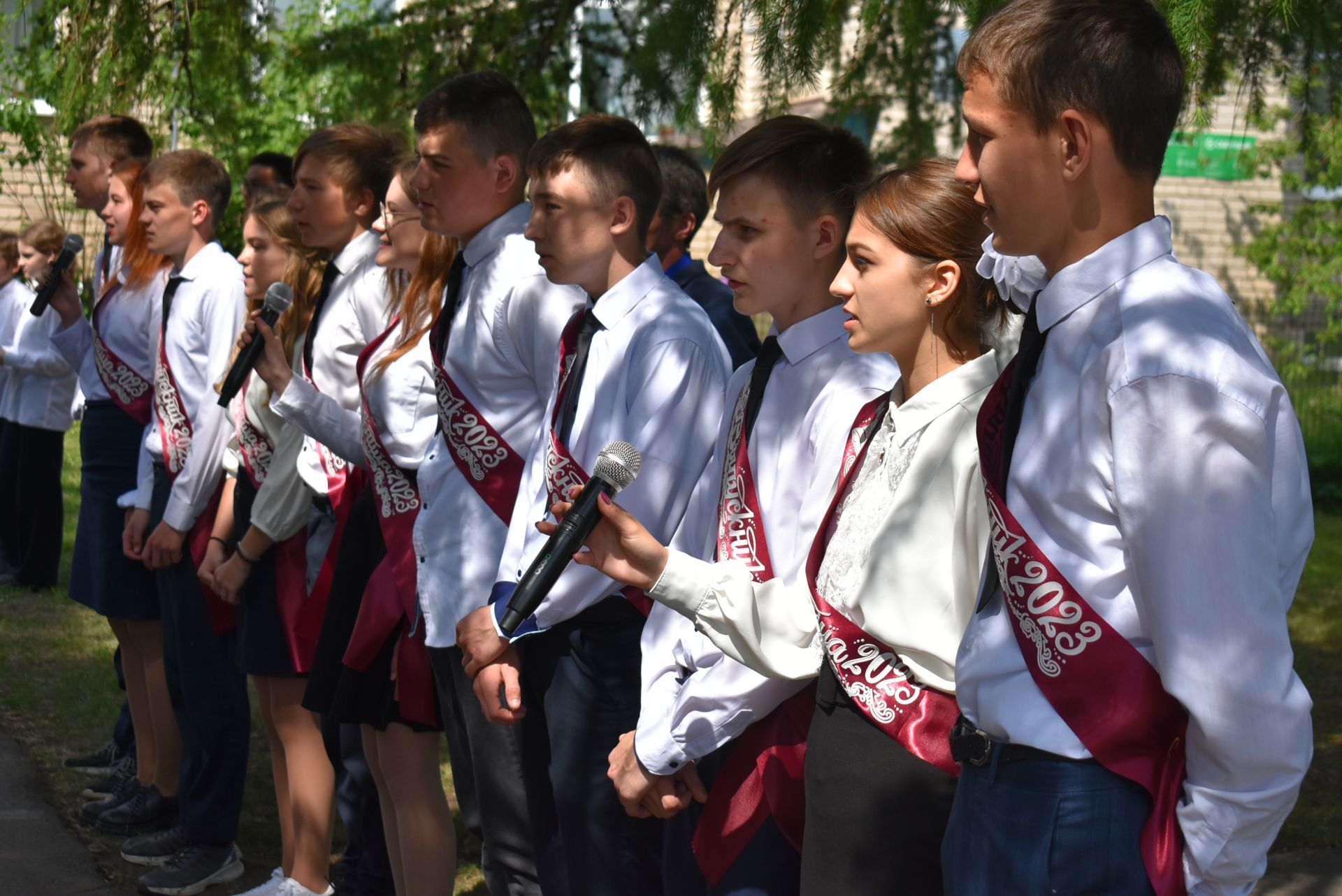 Для выпускников Бураковской средней школы прозвенел последний звонок