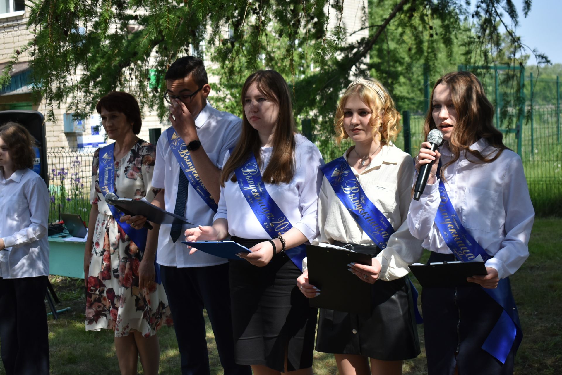 Для выпускников Бураковской средней школы прозвенел последний звонок