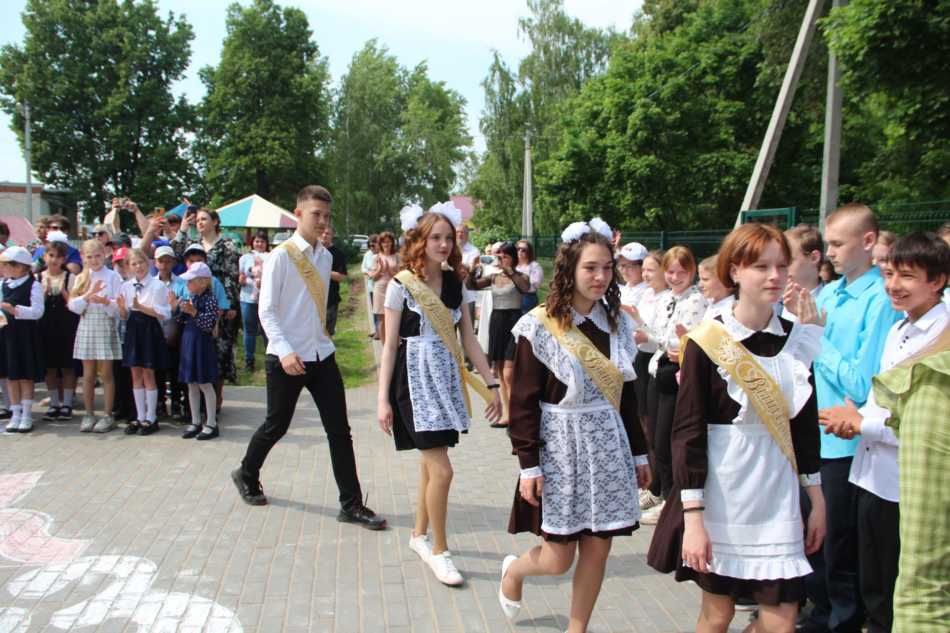 Для выпускников Трёхозёрской школы прозвенел последний звонок.