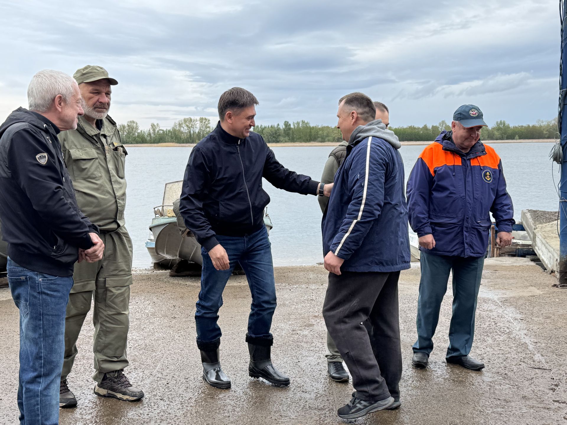 Роман Исланов принял участие в изготовлении искусственных нерестилищ в рамках акции "Рыбе – быть!"