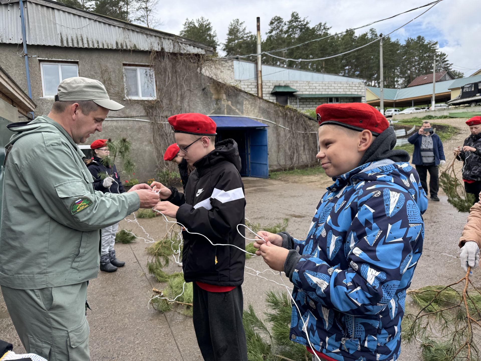 Роман Исланов принял участие в изготовлении искусственных нерестилищ в рамках акции "Рыбе – быть!"