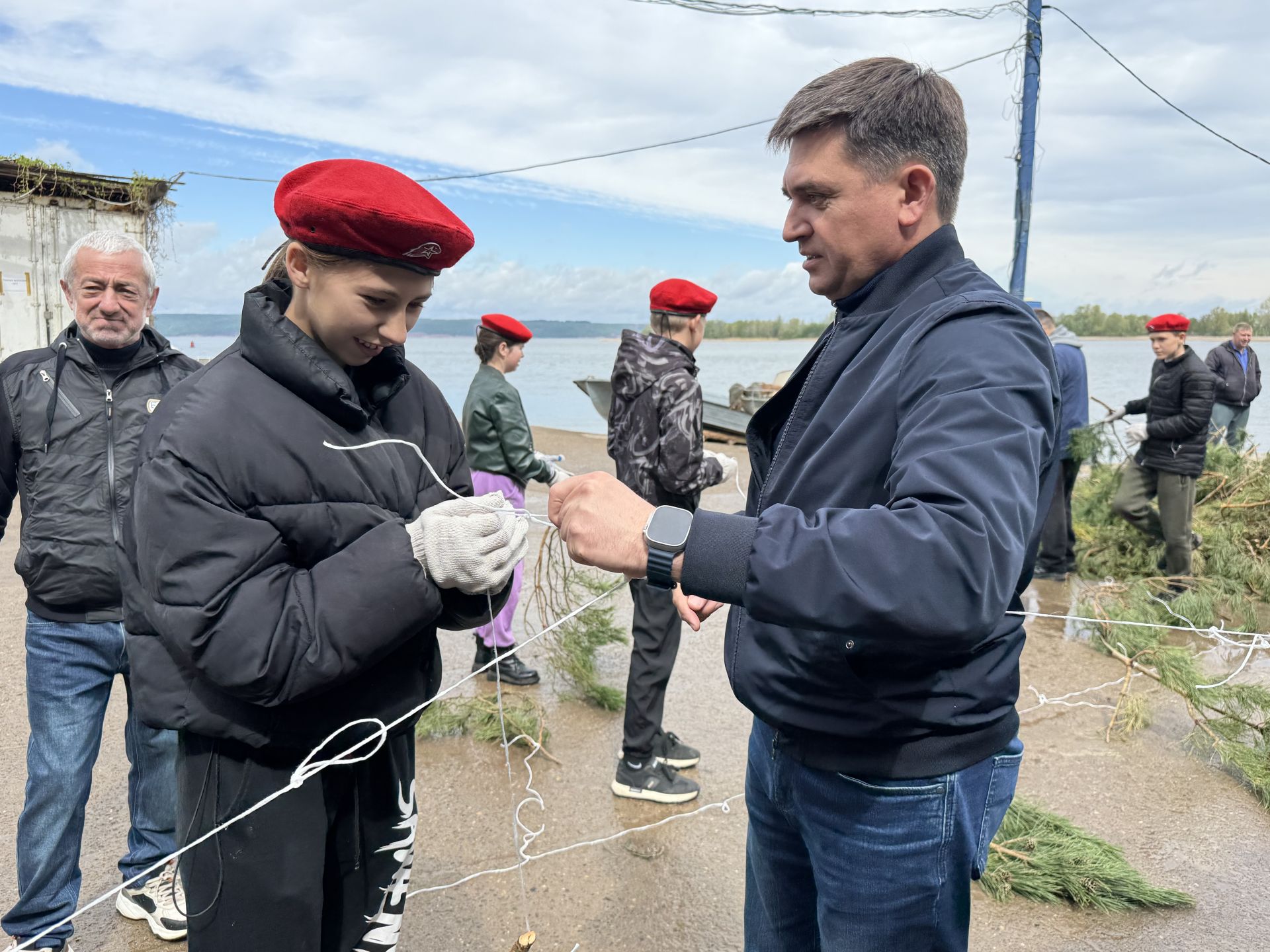 Роман Исланов принял участие в изготовлении искусственных нерестилищ в рамках акции "Рыбе – быть!"