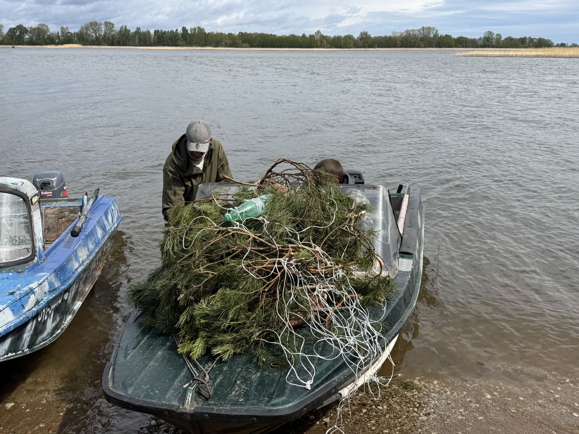Роман Исланов принял участие в изготовлении искусственных нерестилищ в рамках акции "Рыбе – быть!"