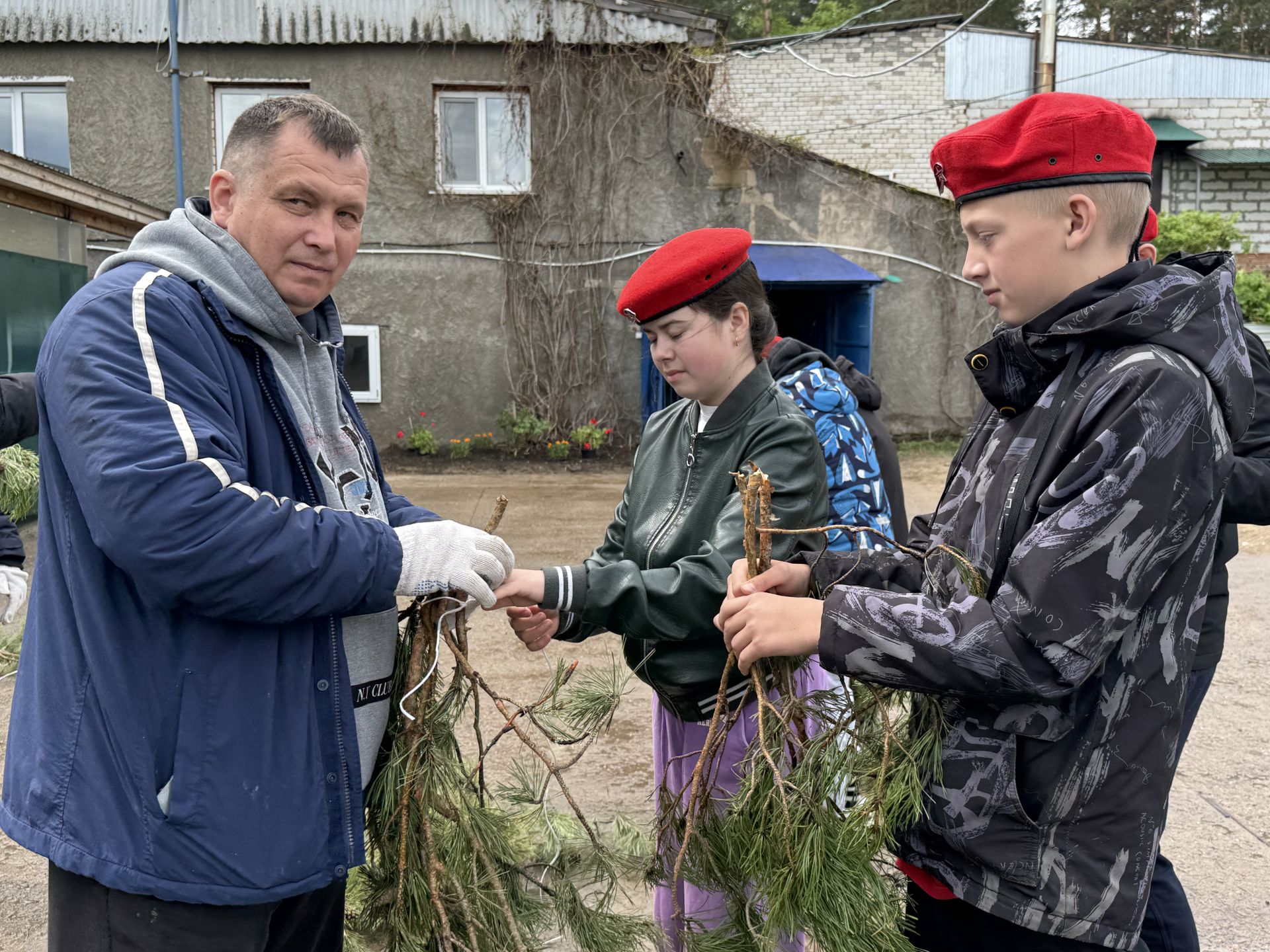 Роман Исланов принял участие в изготовлении искусственных нерестилищ в рамках акции "Рыбе – быть!"