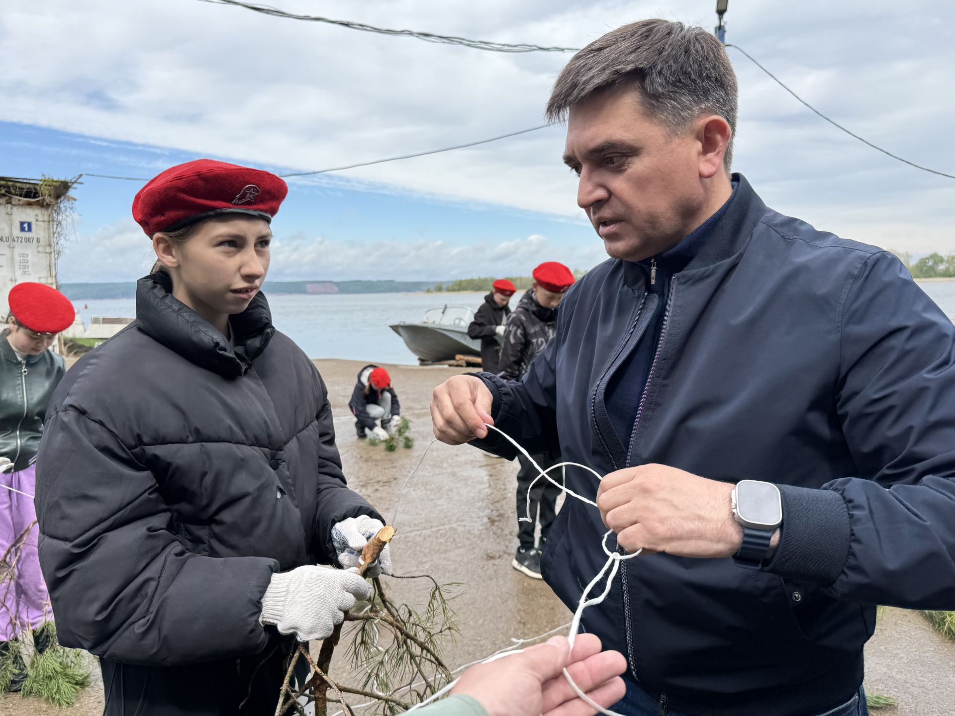 Роман Исланов принял участие в изготовлении искусственных нерестилищ в рамках акции "Рыбе – быть!"
