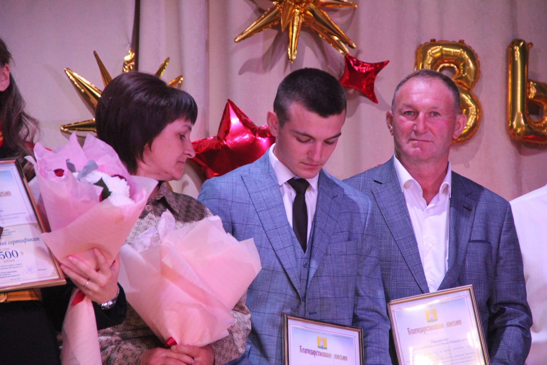 Глава района Роман Исланов вручил выпускникам медали "За особые успехи в учении"
