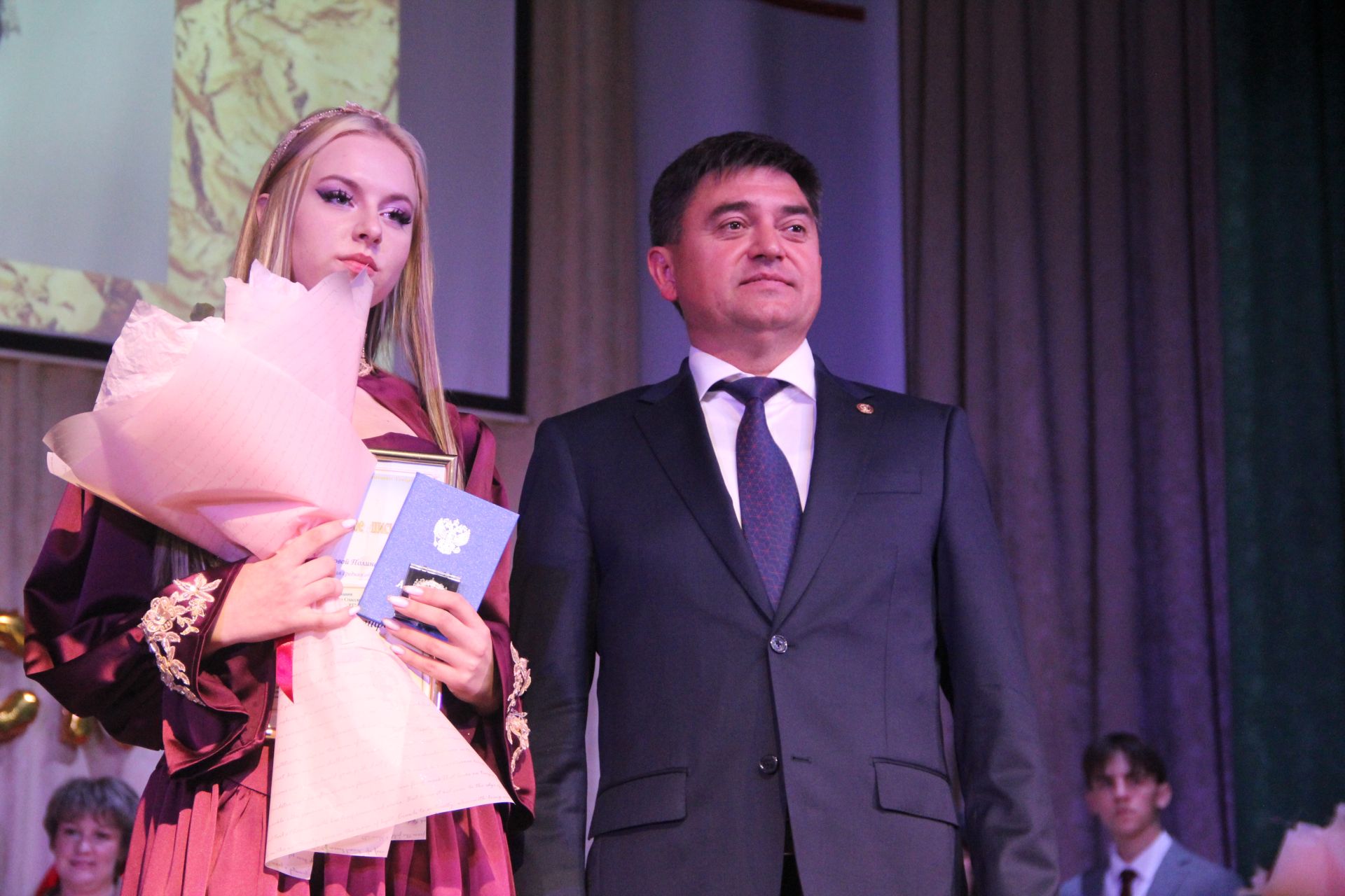 Глава района Роман Исланов вручил выпускникам медали "За особые успехи в учении"