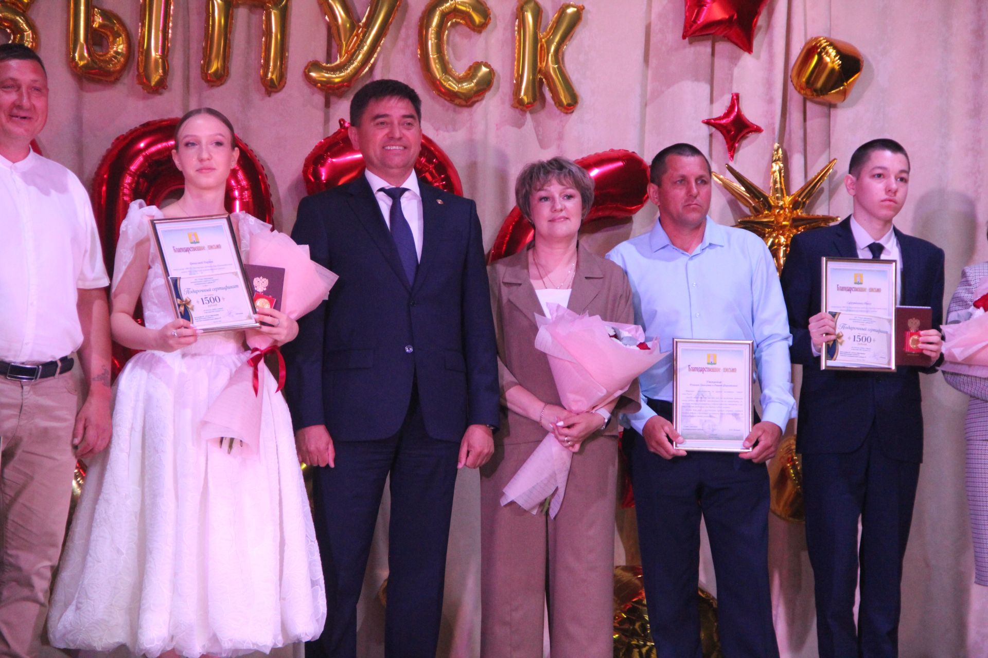 Глава района Роман Исланов вручил выпускникам медали "За особые успехи в учении"