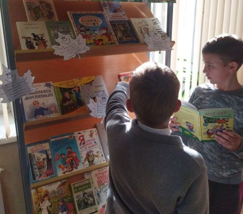 В детской библиотеке открылась книжная выставка-поздравление «Учат в школе, учат в школе, учат в школе!»