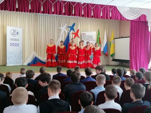 В Болгарской средней школе №1 прошёл праздничный концерт