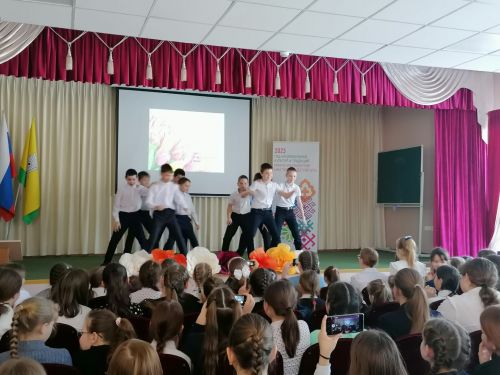 В Болгарской средней школе №1 прошёл праздничный концерт