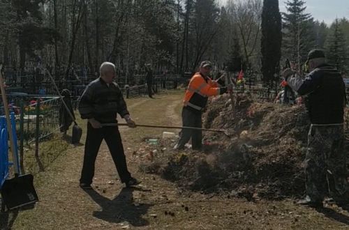 Горожане среагировали на сваленный на могилы мусор