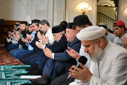 Праздничный намаз в связи с окончанием священного месяца Рамазан состоялся в Белой мечети
