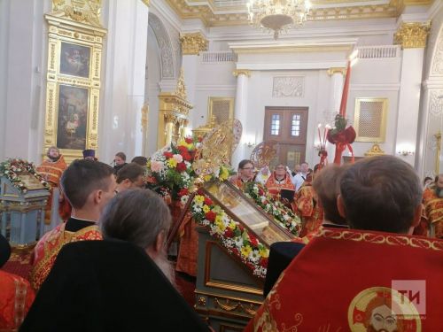 В столице Татарстана торжественно встретили частицу мощей святого Георгия Победоносца
