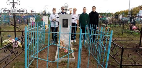 На ветеранских могилах в селе Ким провели уборку
