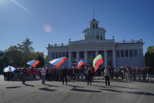 Флешмоб ко Дню воссоединения новых регионов с Россией устроили молодогвардейцы