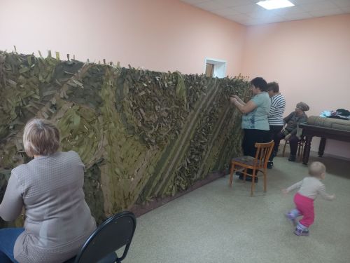 Жители села Измери Спасского района помогают в плетении маскировочных сетей