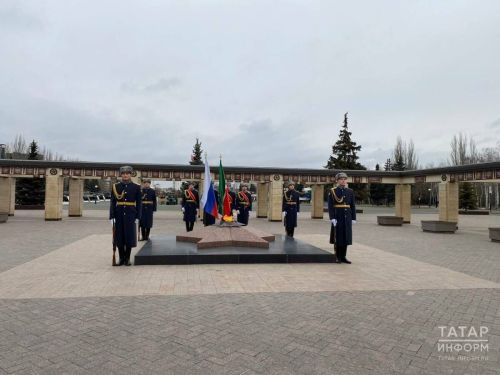 В Казани в парке Победы возложили цветы в честь Дня Героев Отечества